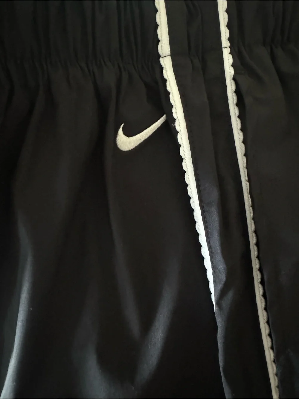 Nike Women's Sportswear Mid-Rise Scalloped-Trim Poplin Skirt - Black/Off-White